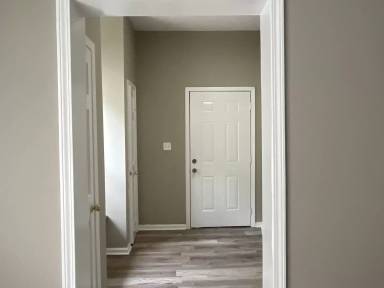 Main picture of 319 E Broadway St