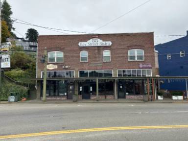 Main picture of 834 Bay St