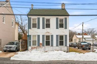 Main picture of 100 E 8th St