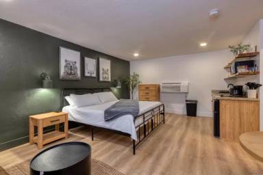 Main picture of 1078 E White Mountain Blvd