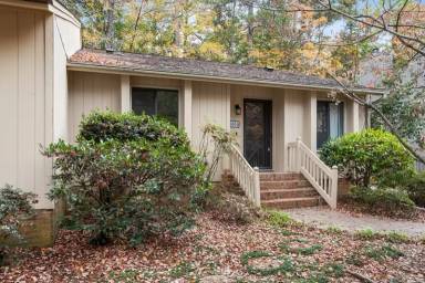 Main picture of 6005 Applewood Ln