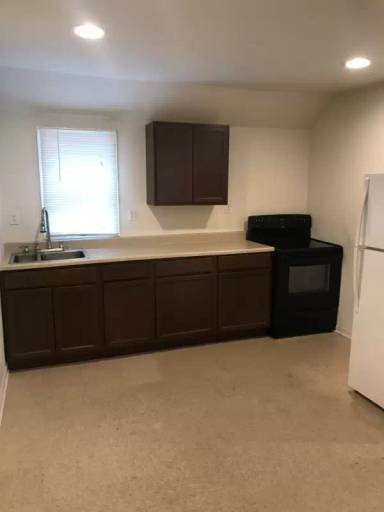 Main picture of 32 W Commerce St