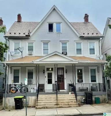 Main picture of 715 E 5th St