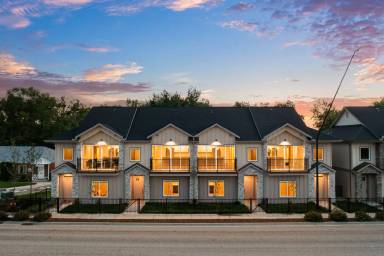 Main picture of 2221 S Federal Way