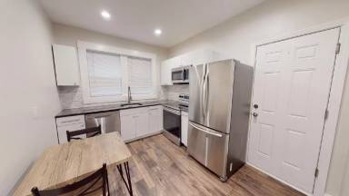 Main picture of 90 Bristol St