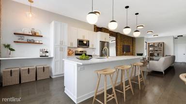Main picture of 1371 N Milwaukee Ave