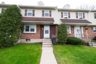 Main picture of 19 Colonial Cir
