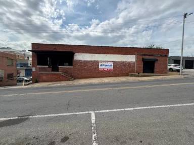 Main picture of 105 N College St
