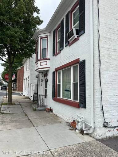 Main picture of 106 E Middle St