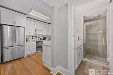 Main picture of 2071 Lawrence Ave