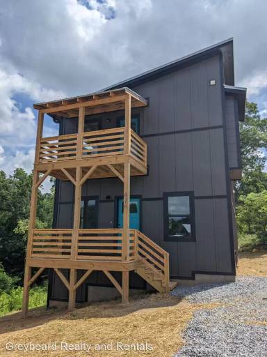 Main picture of 611 Salem Heights Ln