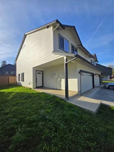 Main picture of 213 Oak St