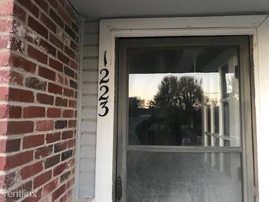 Main picture of Colonial Oaks Condominums