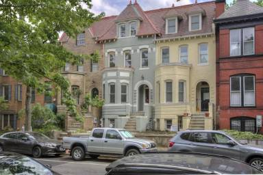 Main picture of 633 C St NE