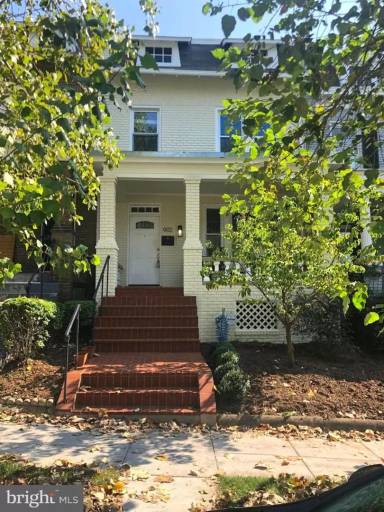 Main picture of 902 Emerson St NW
