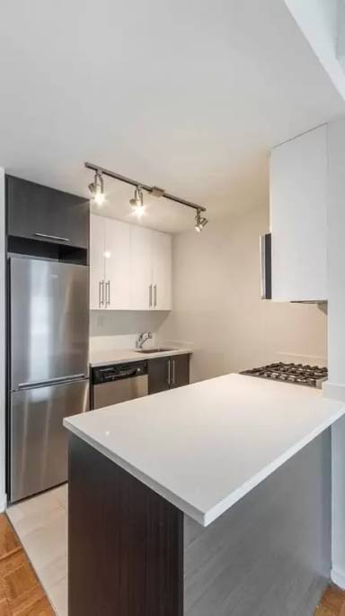 Main picture of 371 W 34th St