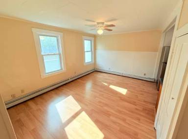 Main picture of 10 Maple St