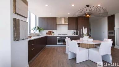 Main picture of 326 W Chicago Ave