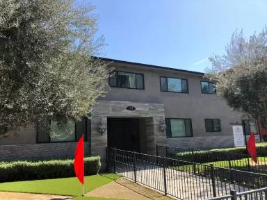 Main picture of 1824 N Gramercy Pl
