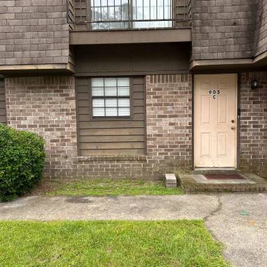 Main picture of 905 W Pine St