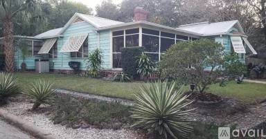 Main picture of 921 E Crenshaw St