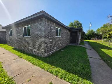 Main picture of 1115 E Parker St