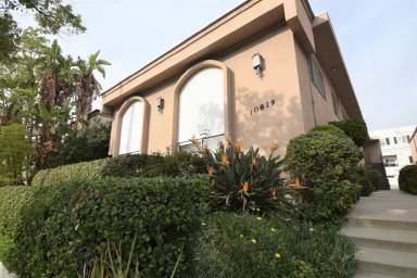 Main picture of 10819 Camarillo St