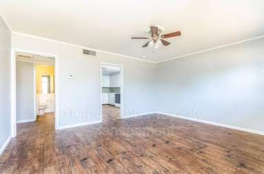 Main picture of 400 Dyer St