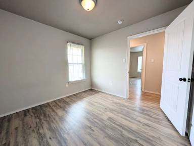 Main picture of 2206 E Main St