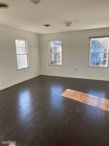 Main picture of 101 E Main St