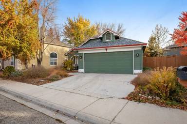 Main picture of 300 E Brookhollow Dr