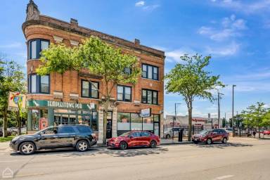 Main picture of 4352 N Troy St