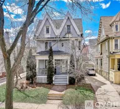 Main picture of 1915 E Newberry Blvd