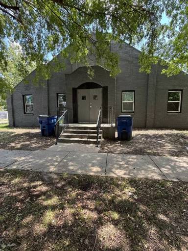 Main picture of 1706 S Santa Fe St