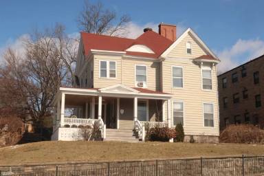 Main picture of 325 Fulton St E