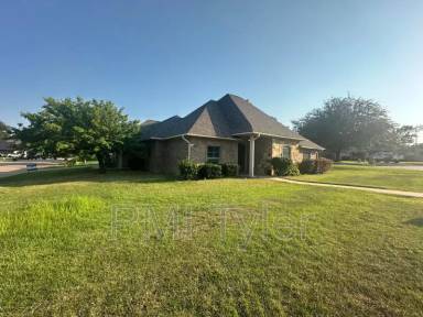 Main picture of 2 Baylee Dr