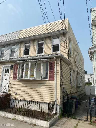 Main picture of 9740 90th St