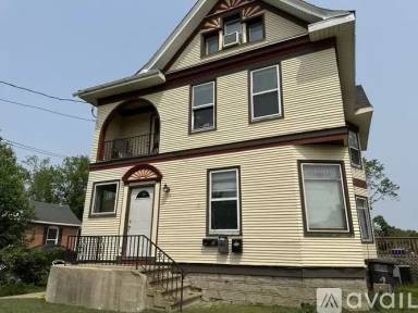 Main picture of 119 S 5th St