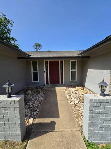 Main picture of 205 E Cherokee Dr