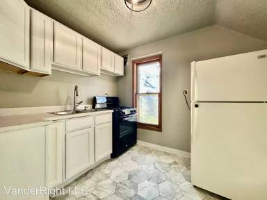 Main picture of 909 N Summit Ave