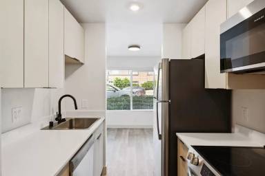 Main picture of 320 W Republican St