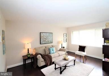 Main picture of 1031 Michigan Ave NE