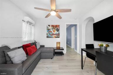 Main picture of 51 NW 49th St