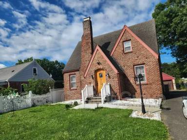 Main picture of 19 Elmhurst Ave