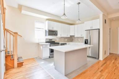 Main picture of 1918 W Crystal St