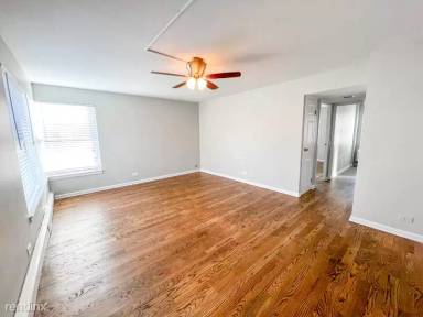 Main picture of 2112 W Farragut Ave