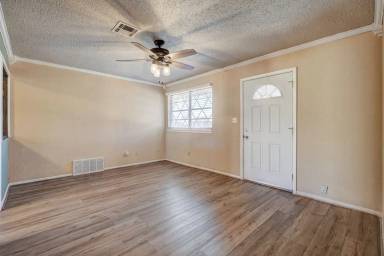 Main picture of 605 N Dillon Ave