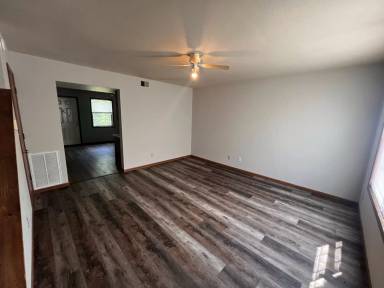 Main picture of 904 S Mitchell St