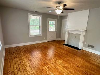 Main picture of 138 S Poplar St