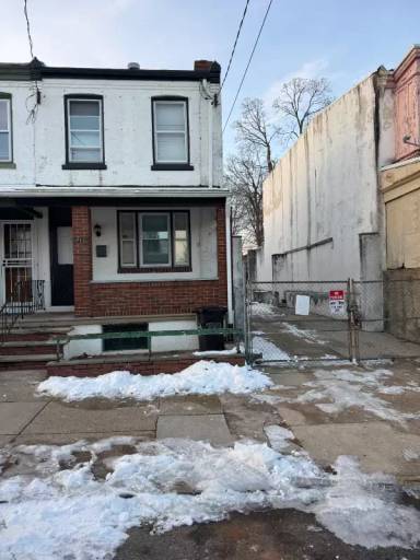 Main picture of 723 E Woodlawn St